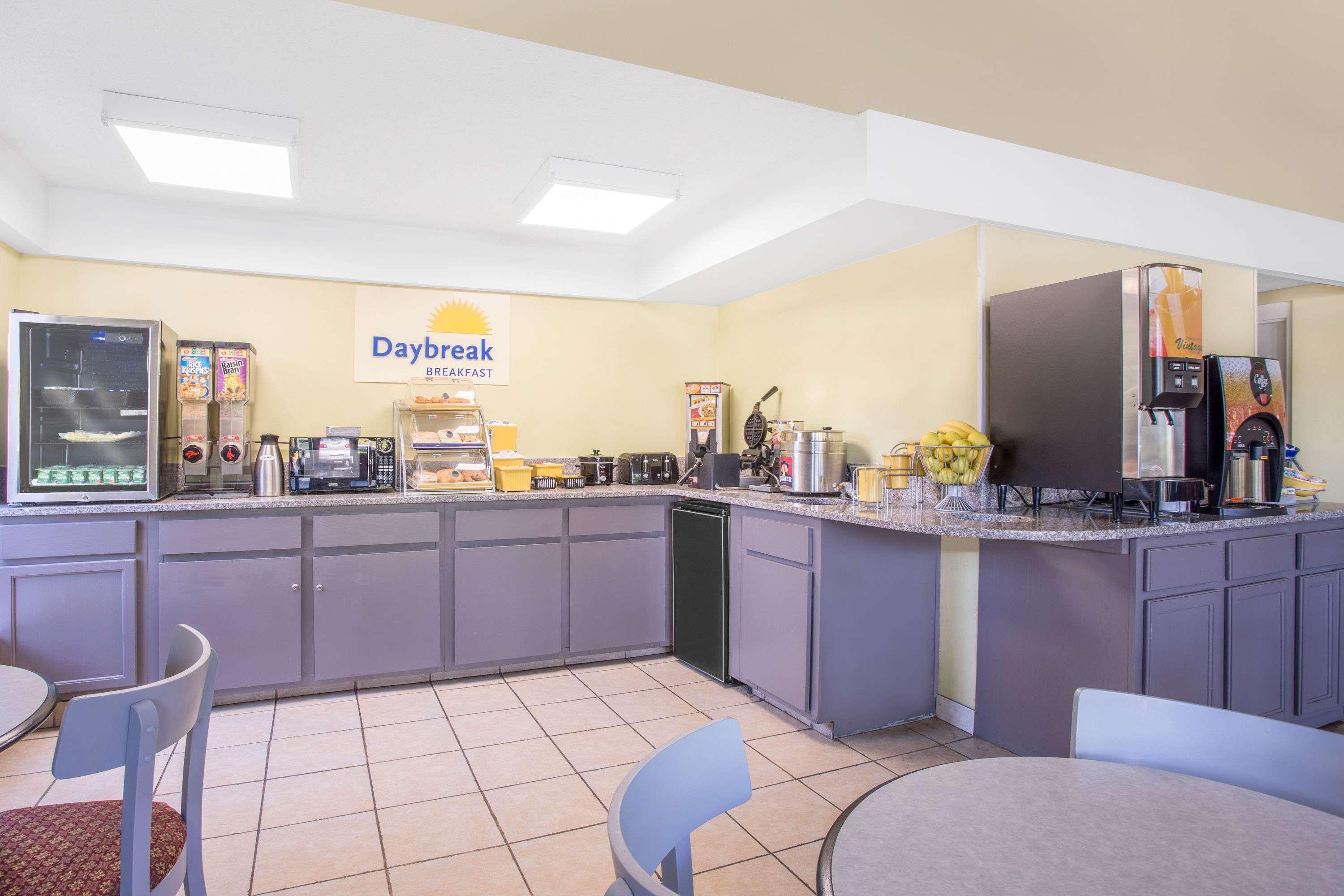 Days Inn By Wyndham Spartanburg Waccamaw Southern Shops Exterior photo