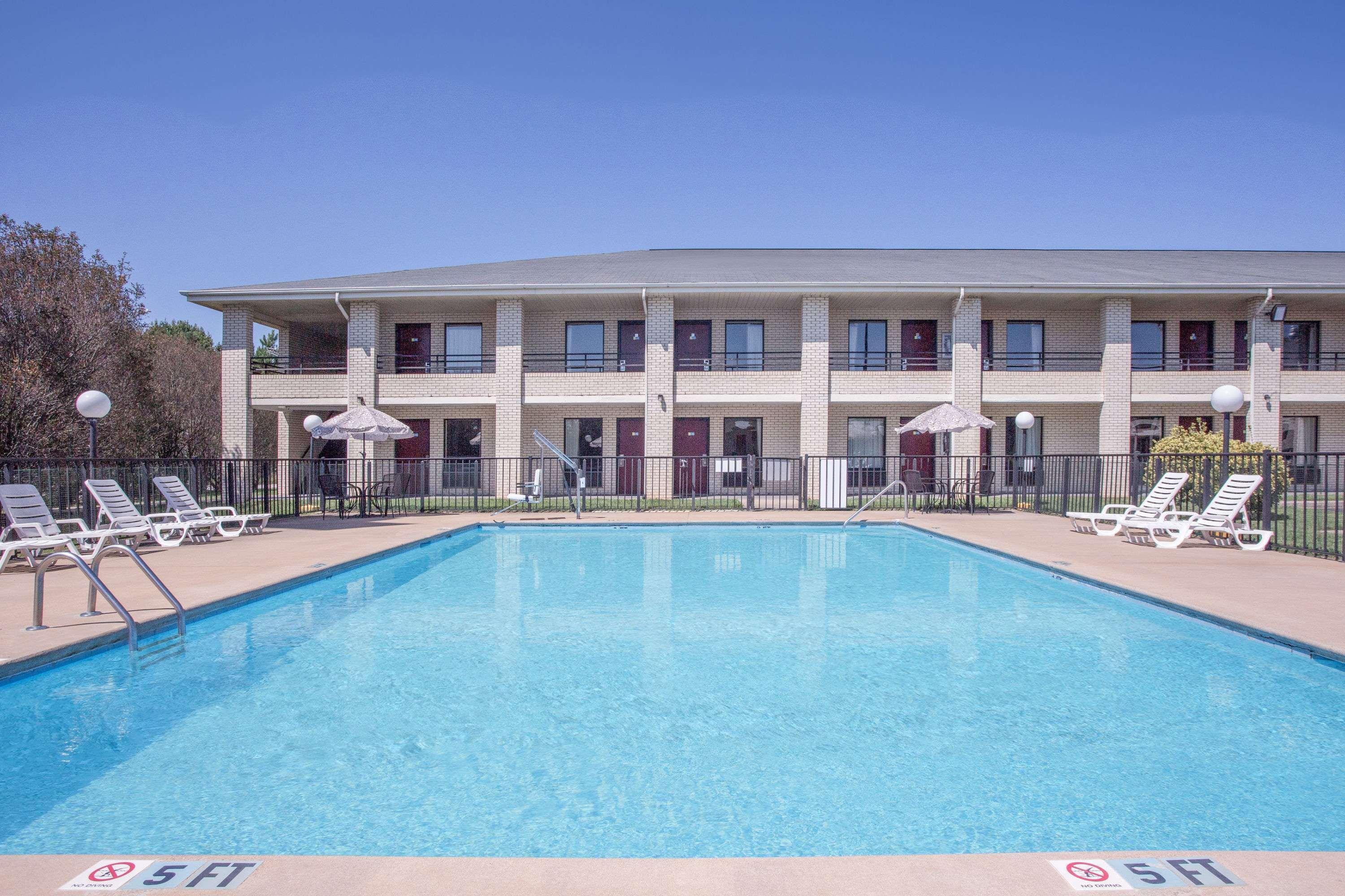 Days Inn By Wyndham Spartanburg Waccamaw Southern Shops Exterior photo