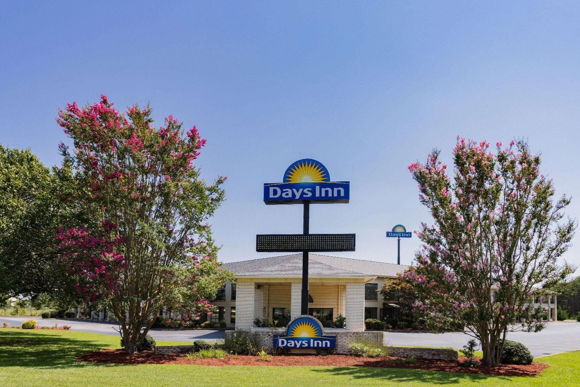 Days Inn By Wyndham Spartanburg Waccamaw Southern Shops Exterior photo