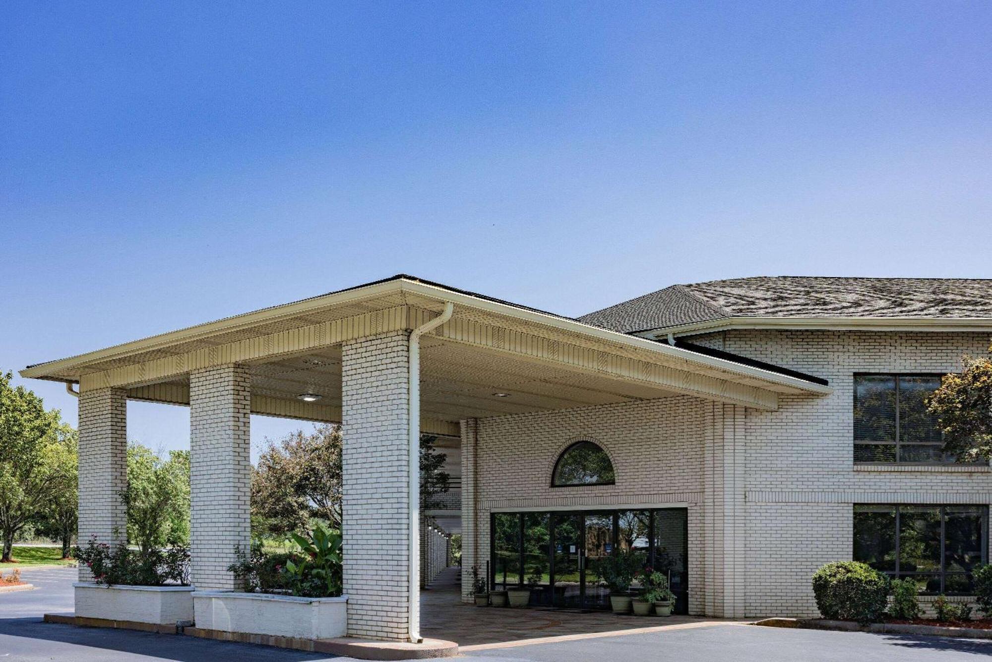 Days Inn By Wyndham Spartanburg Waccamaw Southern Shops Exterior photo