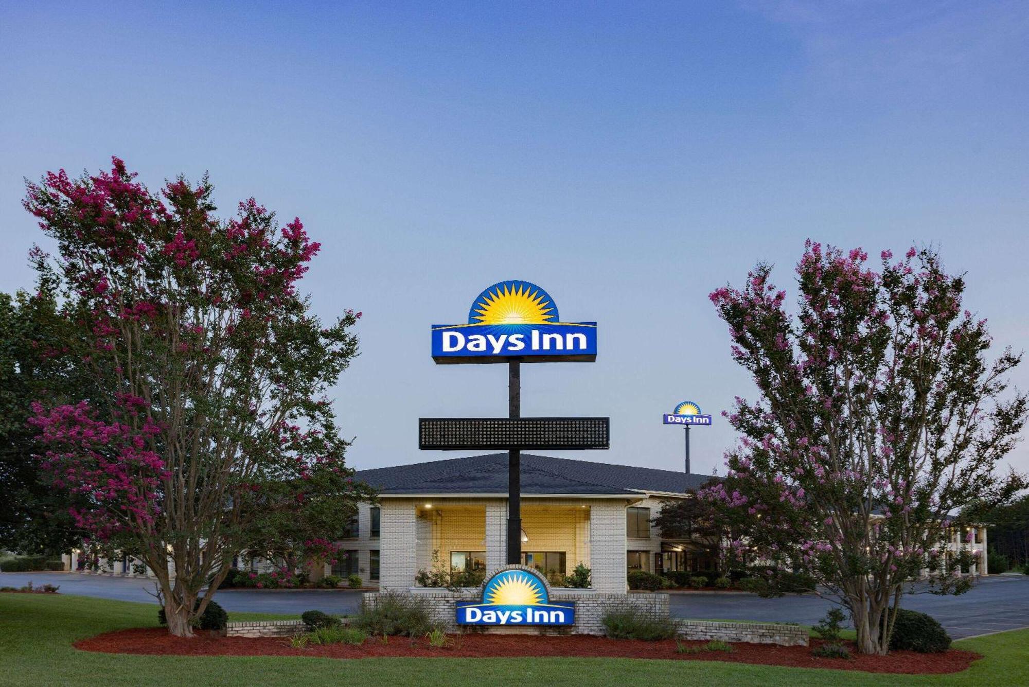 Days Inn By Wyndham Spartanburg Waccamaw Southern Shops Exterior photo